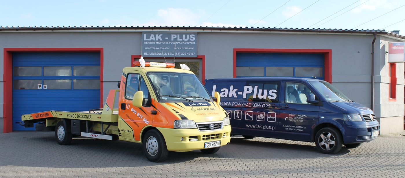 Budynek Lak-Plus przy ul. Limbowej 3 w Gdańsku, laweta pomocy drogowej i firmowy bus